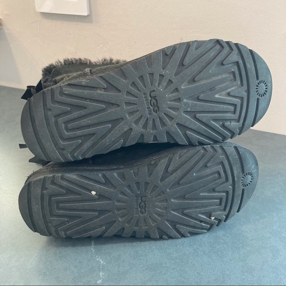 UGG sz 6 black suede Bailey bow mid boots - Picture 12 of 12